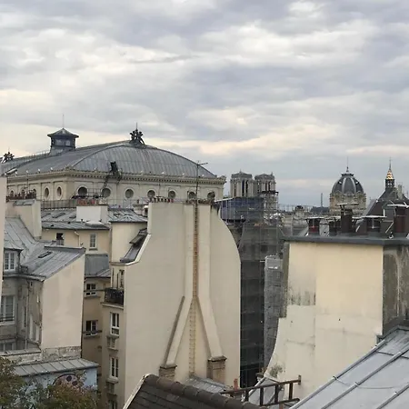 Up Above Pont Neuf Apartman